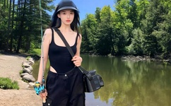 三个男人一起舔我好爽